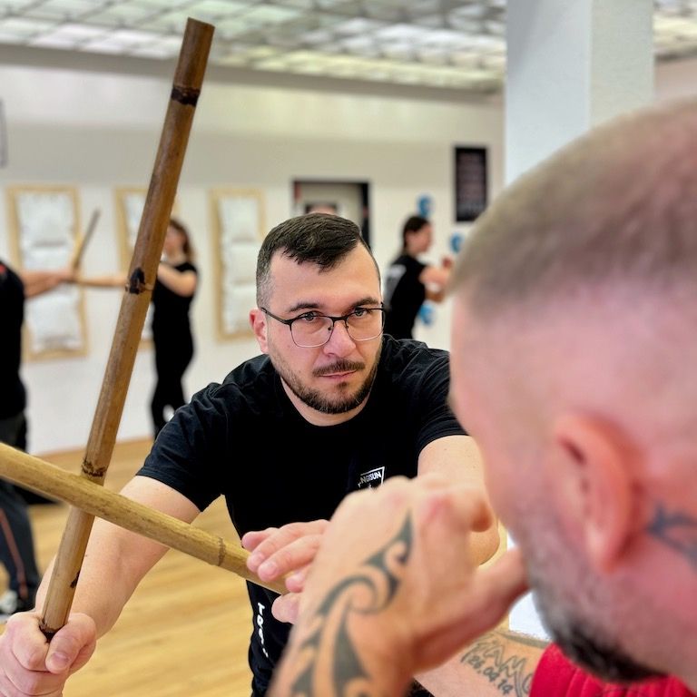 Selbstverteidigung mit Escrima Waffenkampf